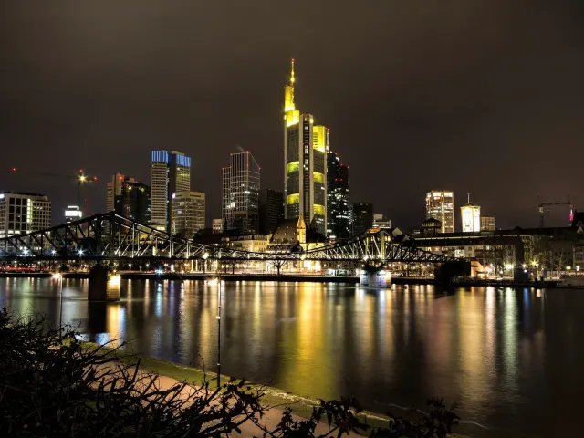 Eiserner Steg mit Frankfurter Skyline